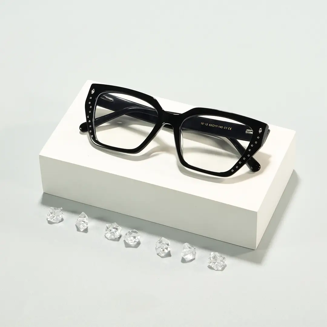 Scene view of Zelda cat eye acetate eyeglasses CA0152604 in black