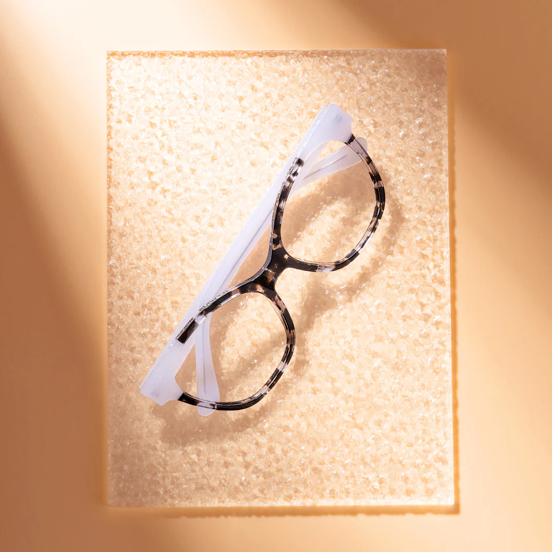 Scene close-up view of Qi cat eye acetate eyeglasses CA0232306 in two-tone