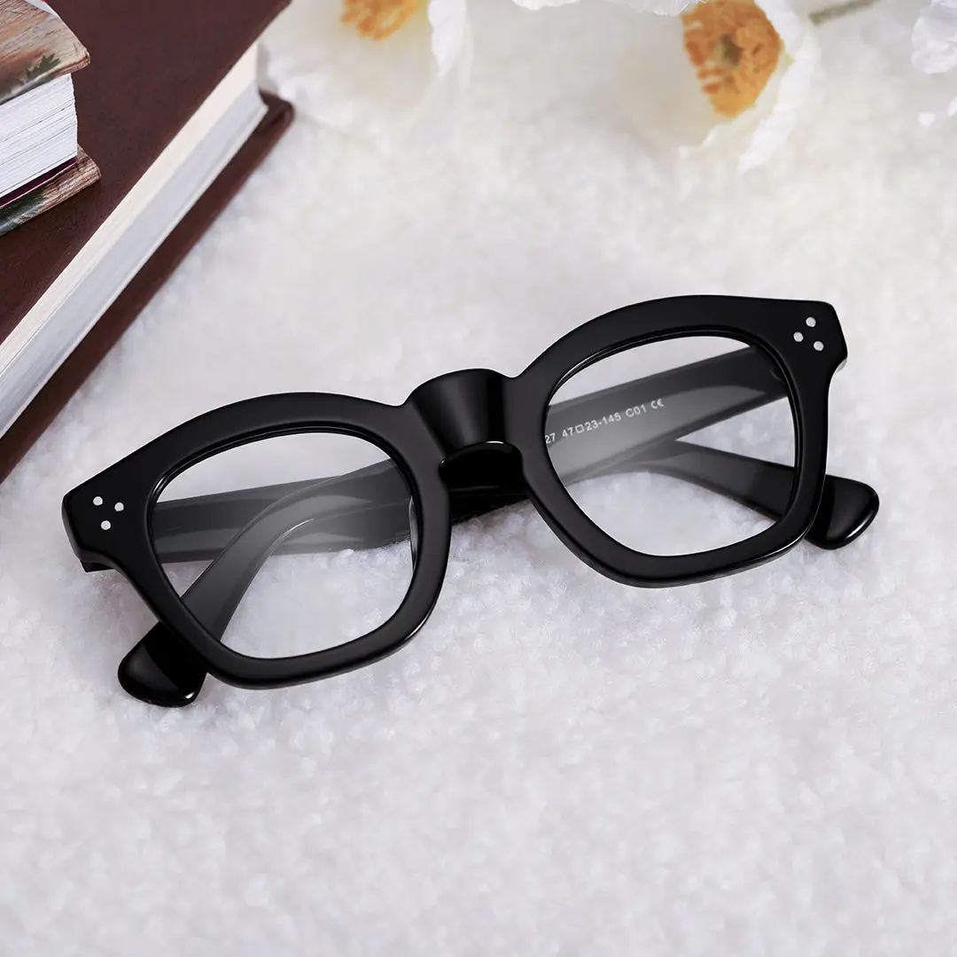Scene close-up view of Wonda vintage cat eye acetate eyeglasses CA0542302 in black