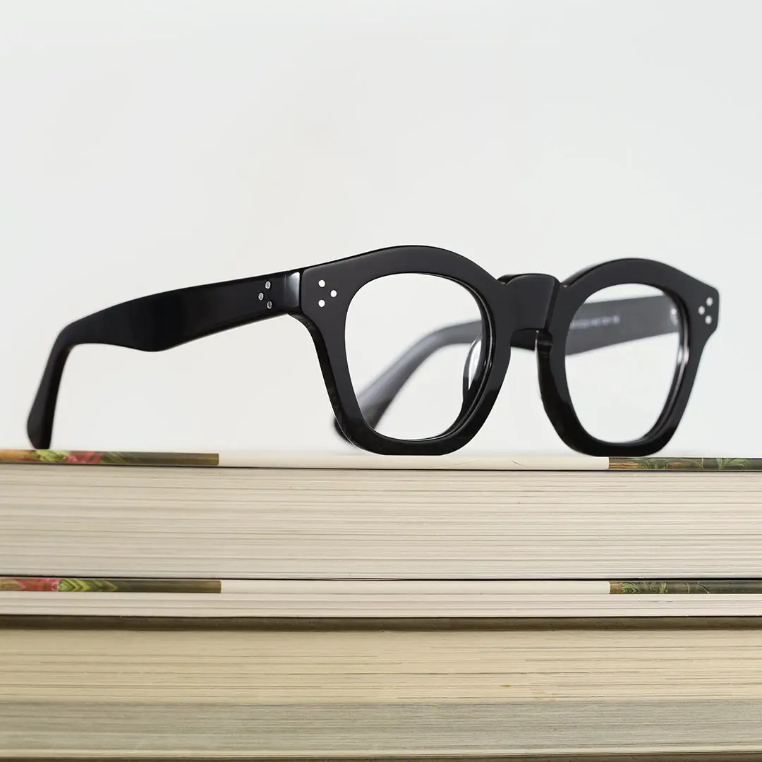 Scene view of Wonda vintage cat eye acetate eyeglasses CA0542302 in black