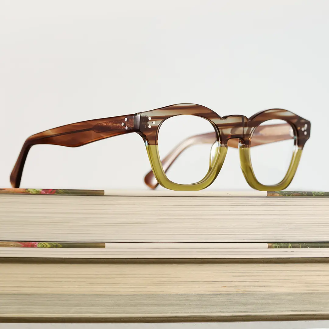 Scene close-up view of Wonda vintage cat eye acetate eyeglasses CA0542302 in brown