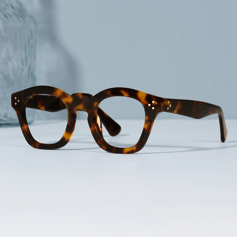 Scene view of Wonda vintage cat eye acetate eyeglasses CA0542302 in tortoise