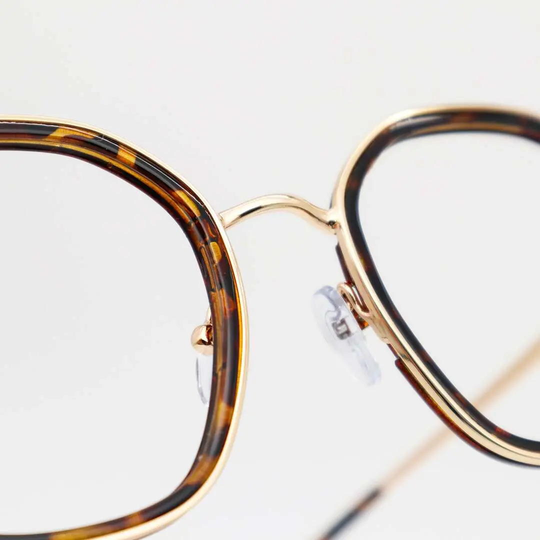 Adjustable nose pad detail of Merry cat eye metal eyeglasses CM0162401 in tortoise