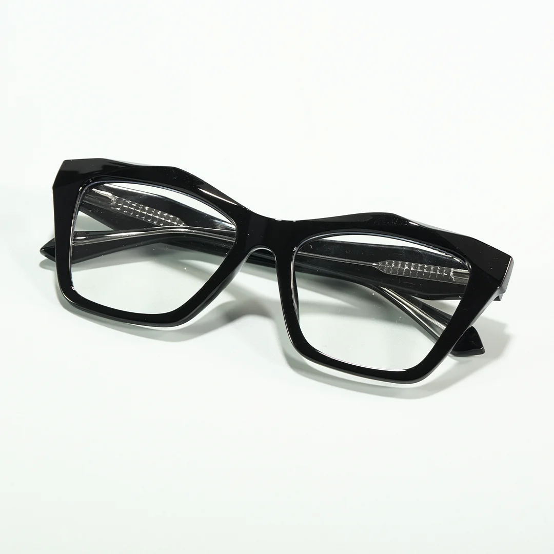 Front folded view of Altelia cat eye tr90 eyeglasses CR0152603 in black
