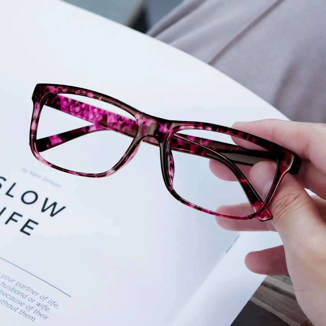 Scene view of Klaus rectangle pc eyeglasses EP0032410 in red tortoise