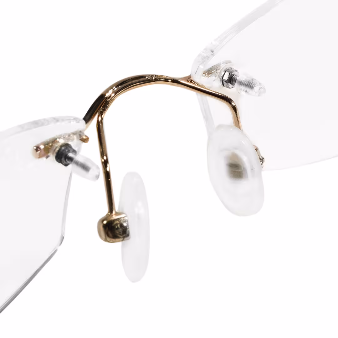 Adjustable nose pad detail of Pyr rectangle titanium eyeglasses ET0242605 in gold