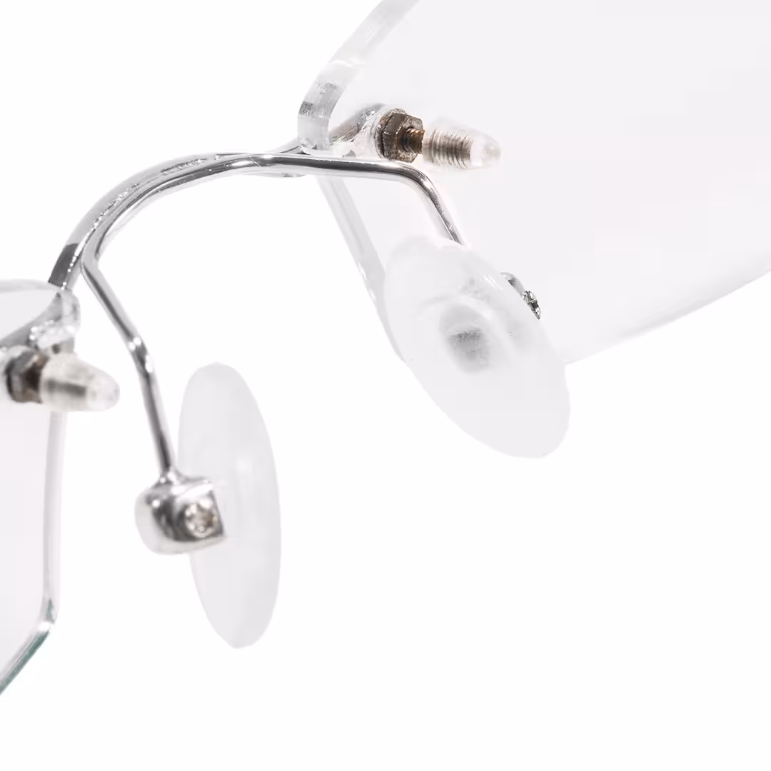 Adjustable nose pad detail of Pyr rectangle titanium eyeglasses ET0242605 in silver