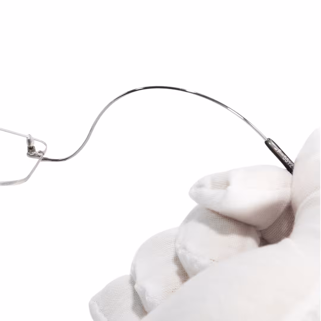 Temple detail of Pyr rectangle titanium eyeglasses ET0242605 in silver