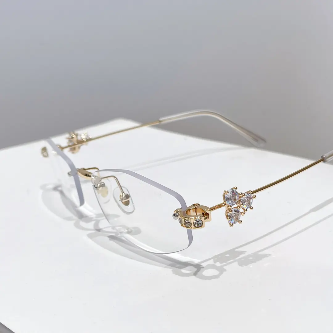 Scene close-up view of Spotlight y2k geometric metal eyeglasses GM0102510 in gold