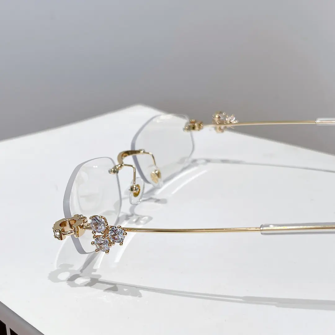 Scene view of Spotlight y2k geometric metal eyeglasses GM0102510 in gold