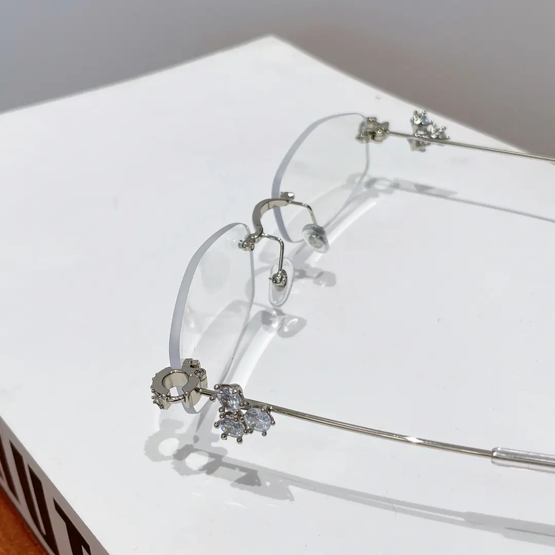 Scene close-up view of Spotlight y2k geometric metal eyeglasses GM0102510 in silver