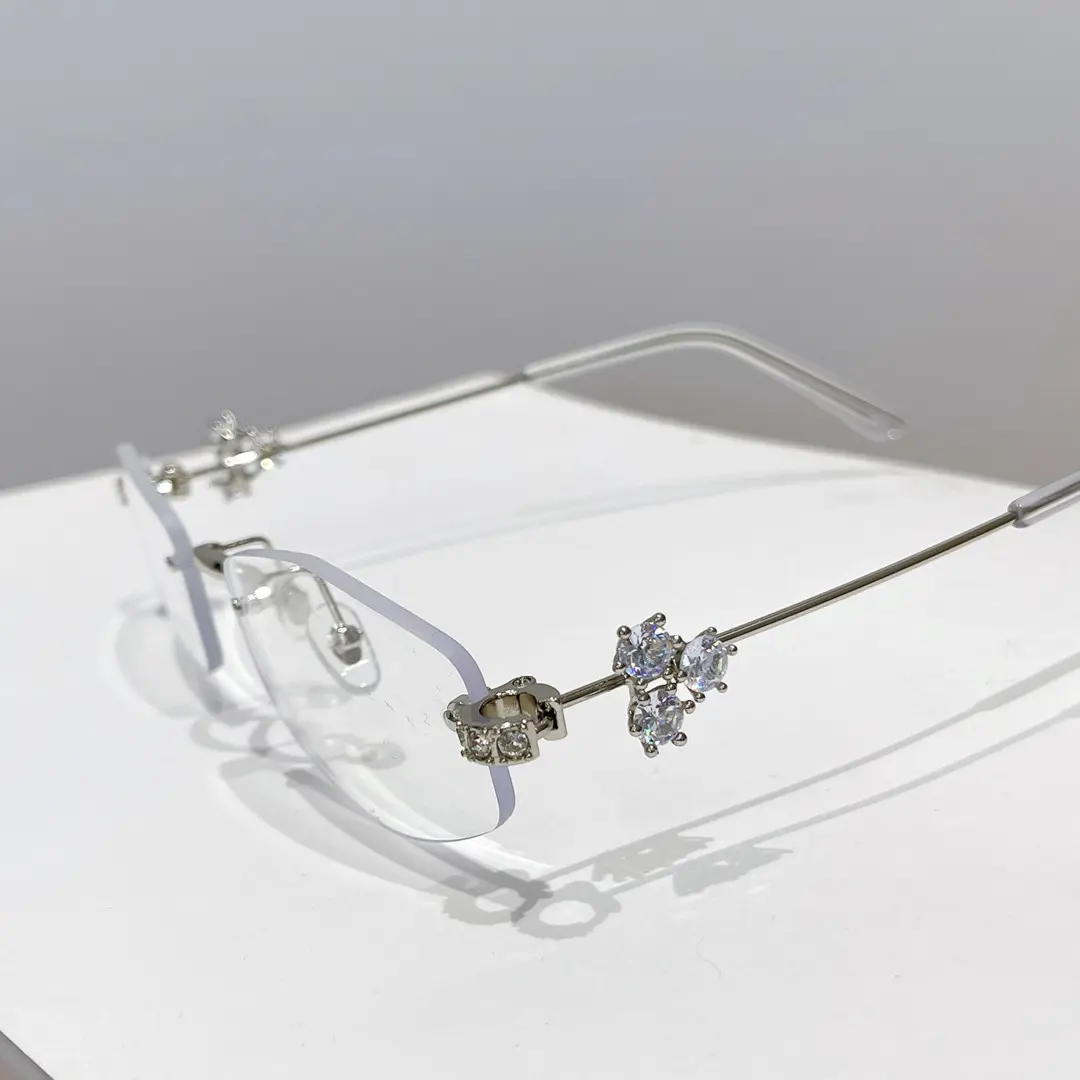 Scene view of Spotlight y2k geometric metal eyeglasses GM0102510 in silver