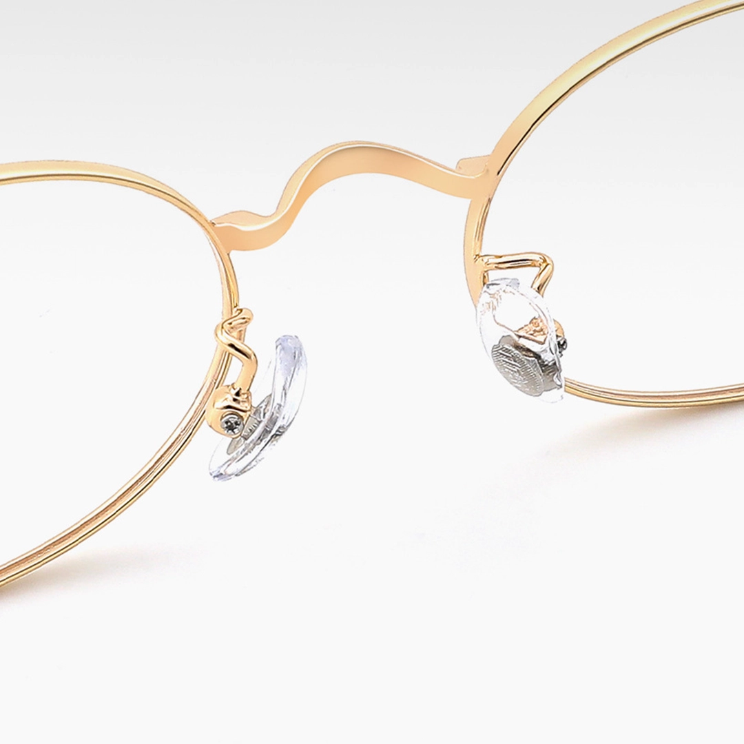 Adjustable nose pad detail of Pipa oval metal eyeglasses OM0352512 in gold