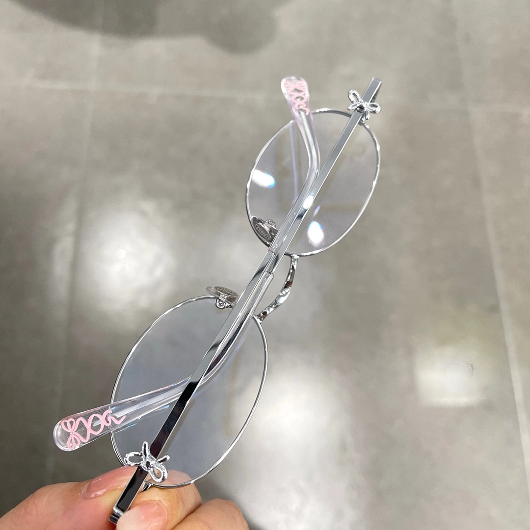 Scene close-up view of Pipa oval metal eyeglasses OM0352512 in silver