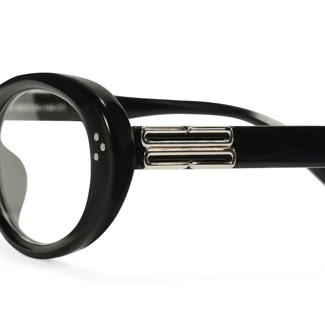 Integrated nose pad detail of Basia y2k oval tr90 eyeglasses in black. SPU: OR0022506