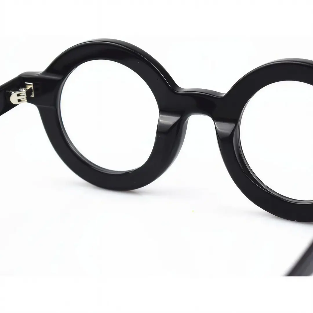 Integrated nose pad detail of Knox round acetate eyeglasses RA0052408 in black