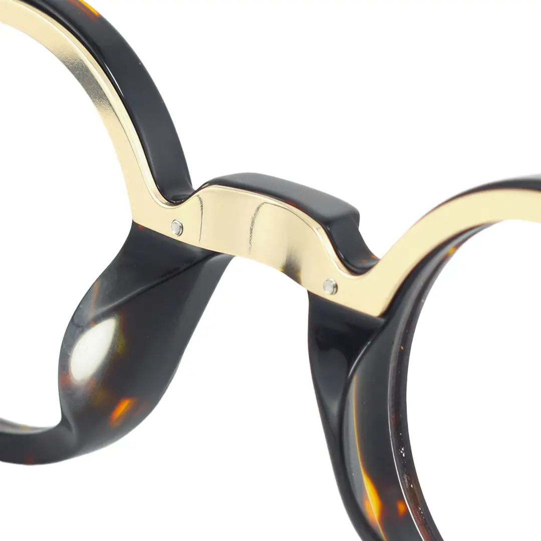 Integrated nose pad detail of Tartan vintage round acetate eyeglasses in tortoise. SPU: RA0182302