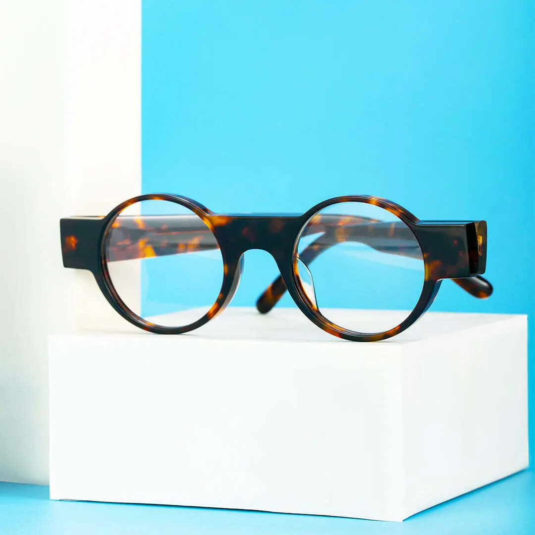 Scene close-up view of Dora round acetate eyeglasses RA0232404 in tortoise
