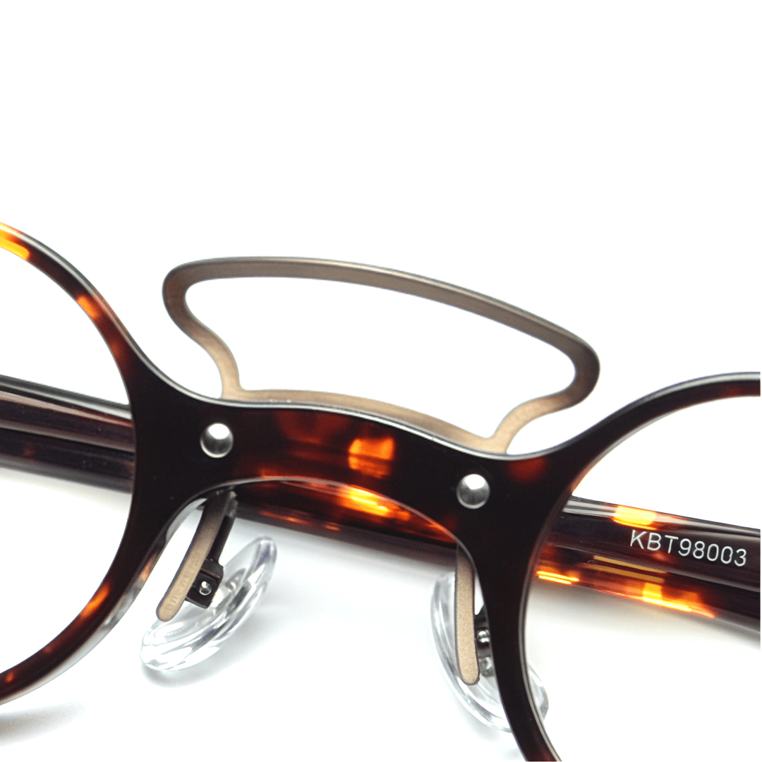 Adjustable nose pad detail of Tero vintage round acetate eyeglasses RA0302310 in tortoise