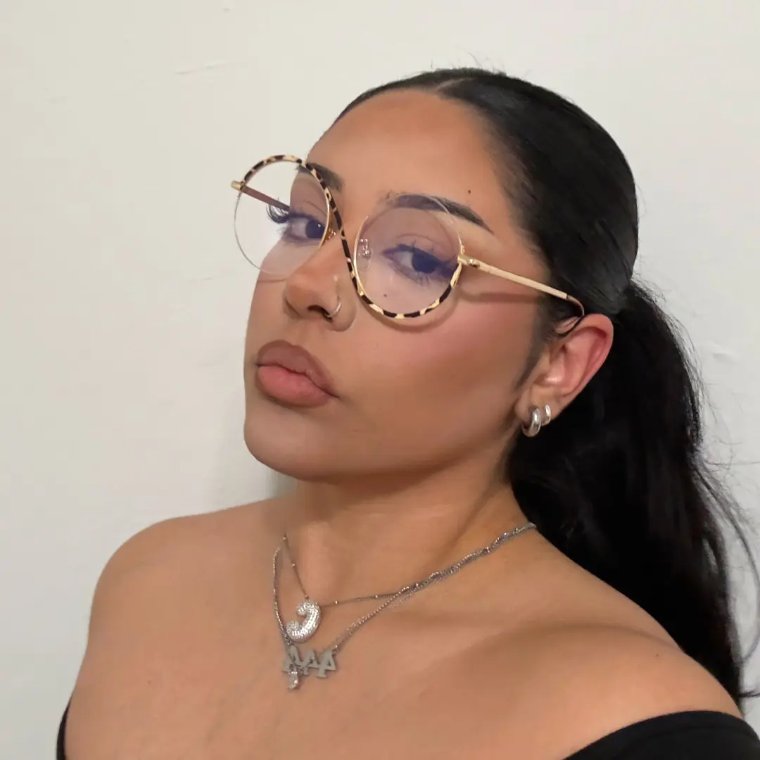 Three-quarter view of female wearing tortoise round eyeglasses, pouting, neutral expression, RM0332412