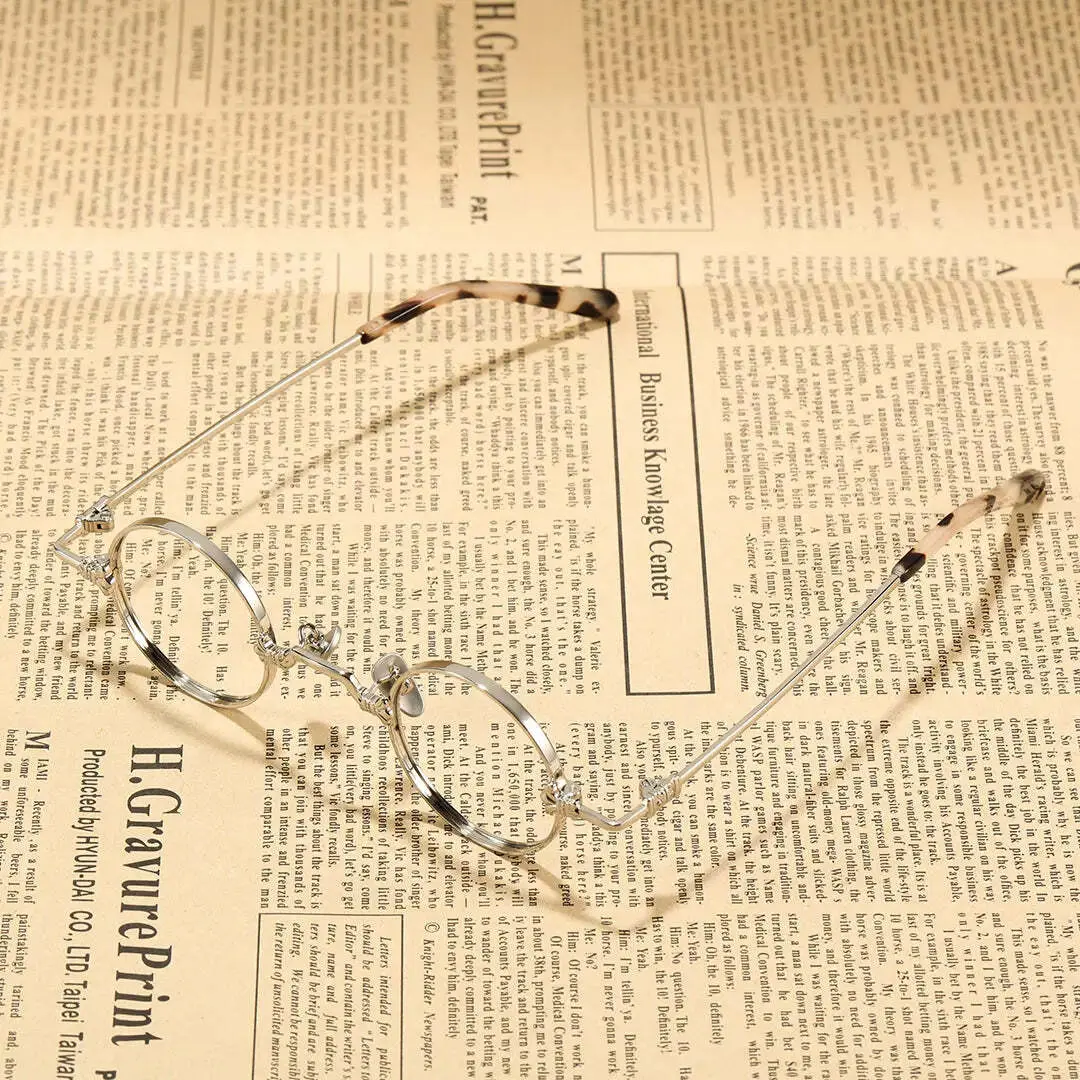 Scene view of Eddie john lennon round metal eyeglasses RM0352505 in silver