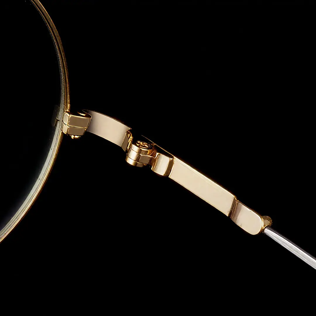 Scene close-up view of Lyric john lennon round metal eyeglasses RM0902508 in gold