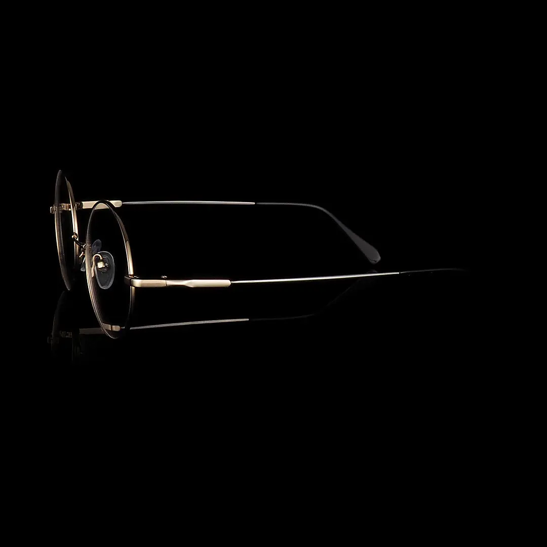 Scene view of Lyric john lennon round metal eyeglasses RM0902508 in gold