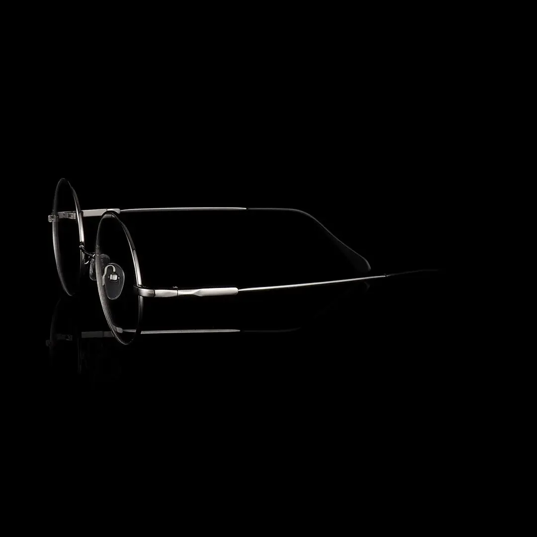 Scene view of Lyric john lennon round metal eyeglasses RM0902508 in silver