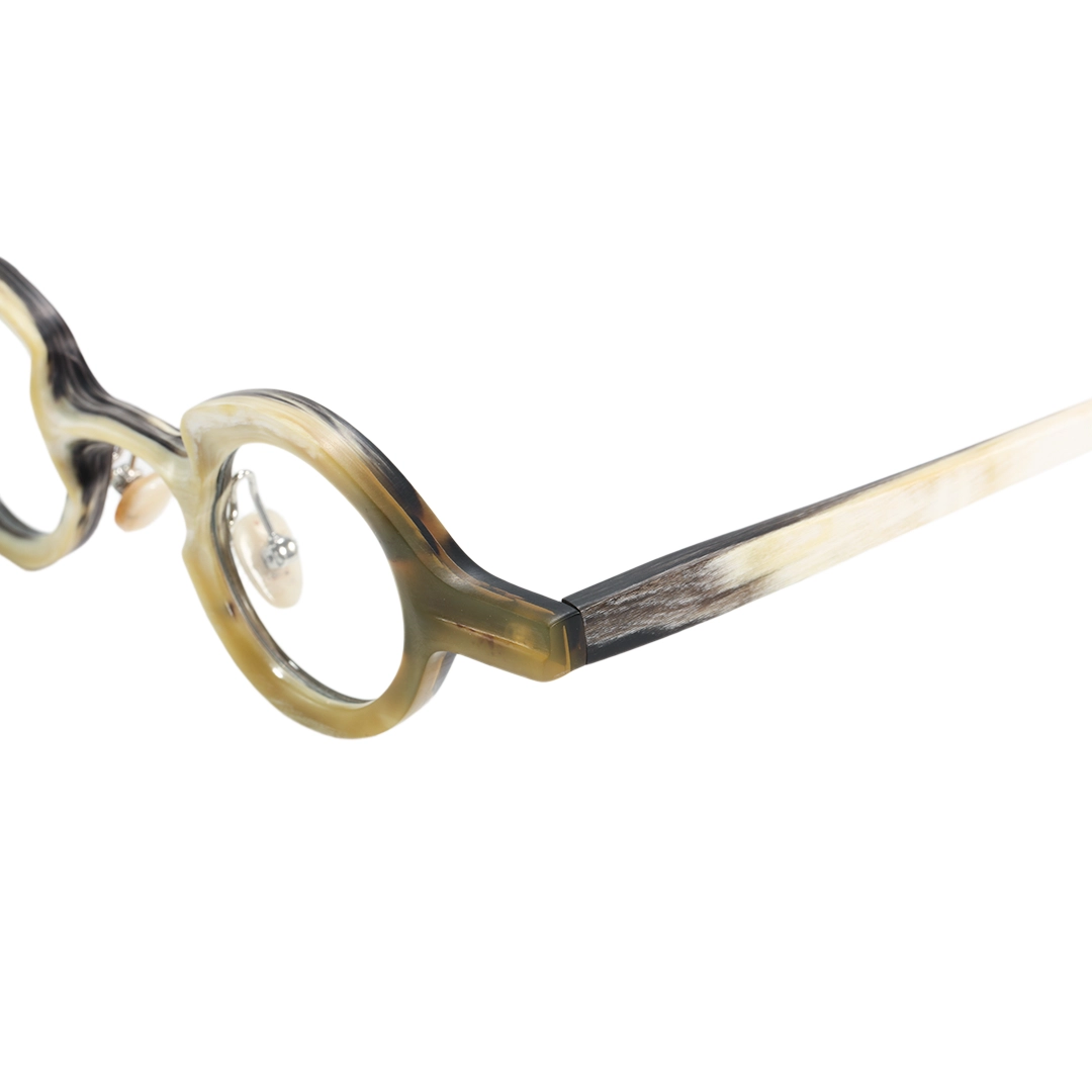 End piece detail of Kerno round natural ox horn handcrafted eyeglasses RO0312511 in white
