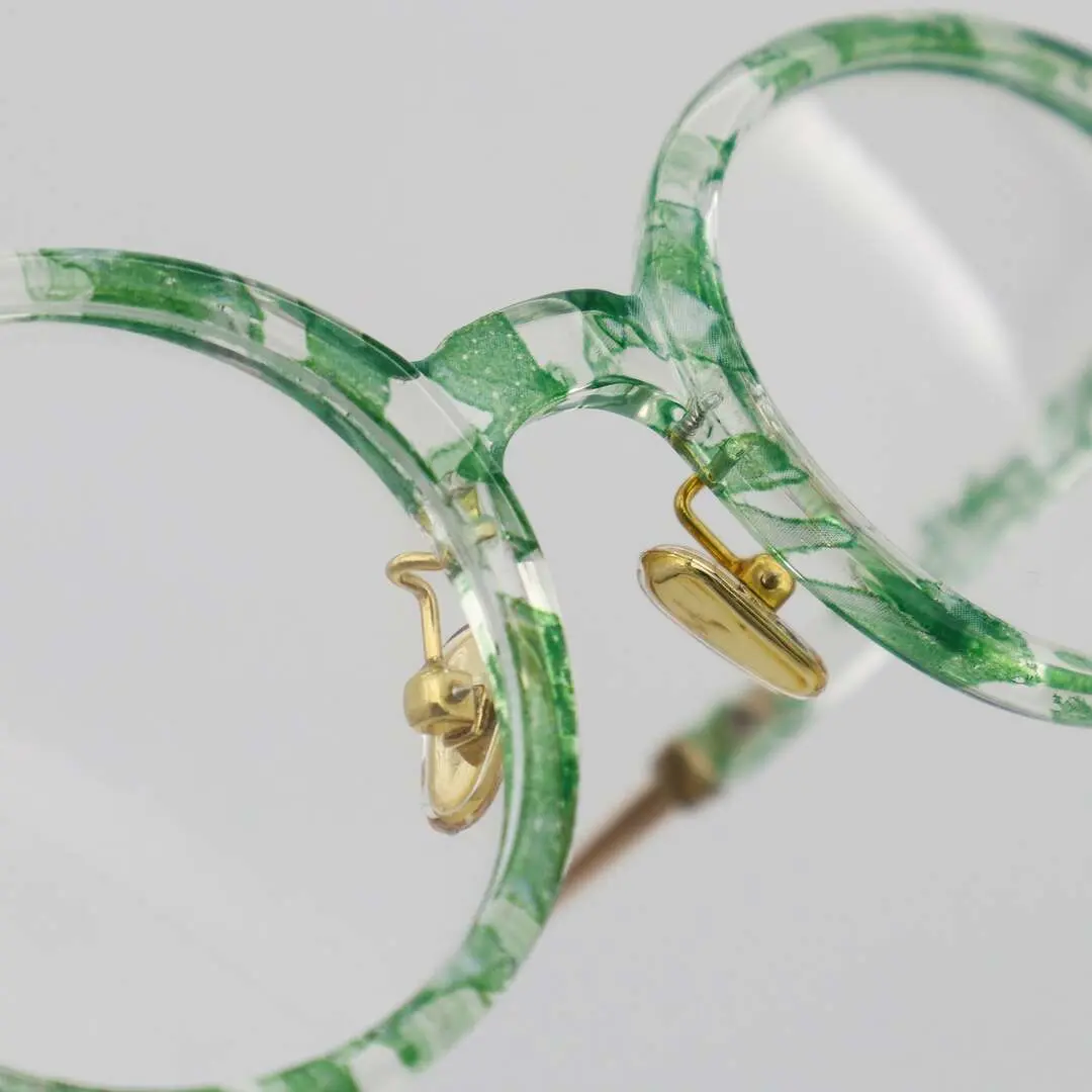 Adjustable nose pad detail of Irene round tr90 eyeglasses RR0012303 in green