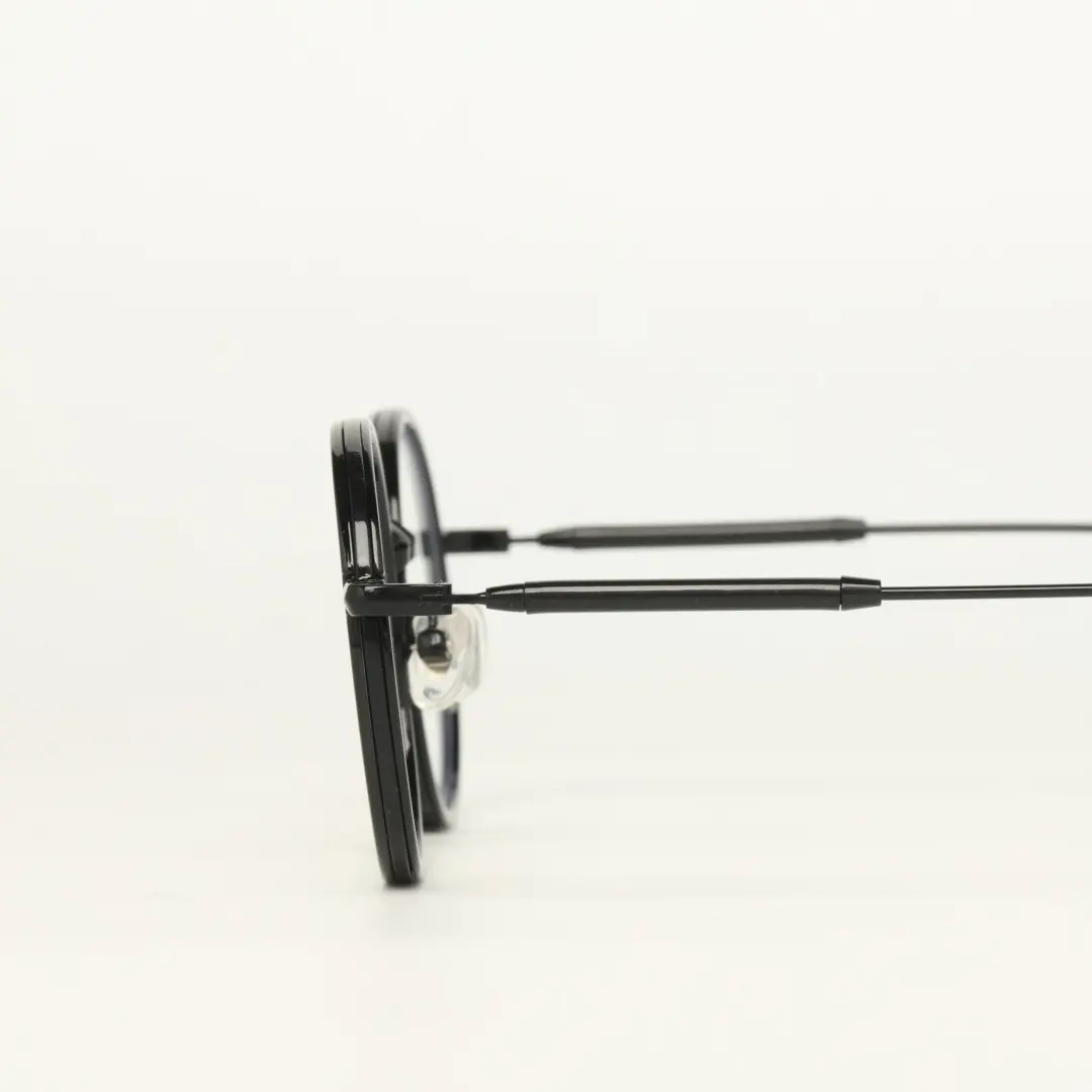 Scene close-up view of Feye vintage round tr90 eyeglasses RR0032409 in black