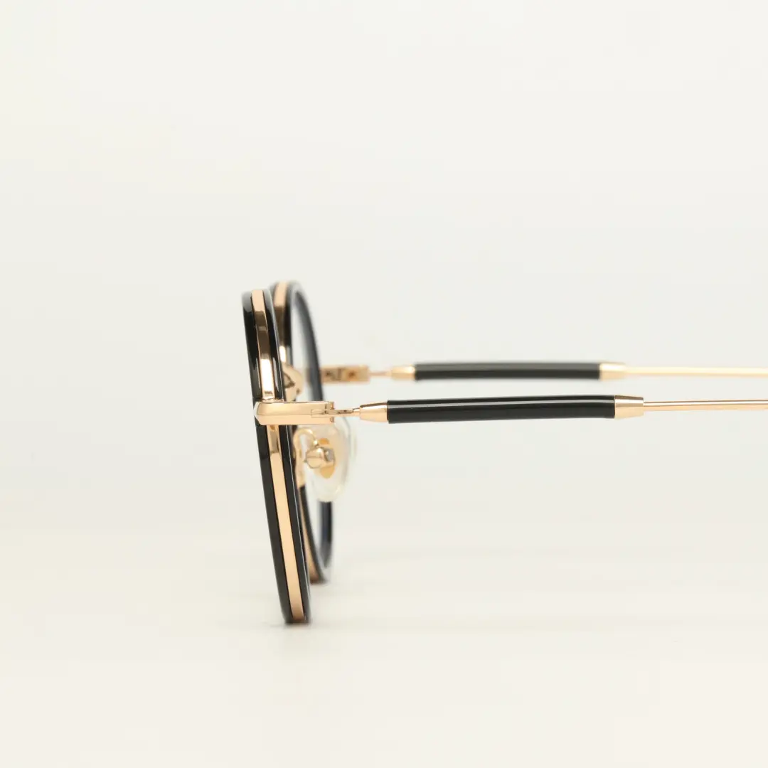 Scene close-up view of Feye vintage round tr90 eyeglasses RR0032409 in gold