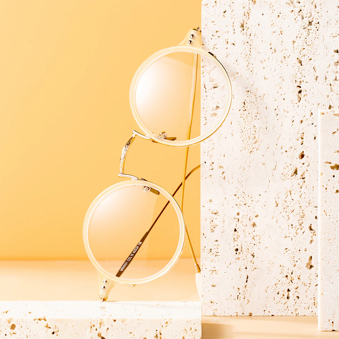 Scene close-up view of Guts vintage round tr90 eyeglasses in beige. SPU: RR0072308