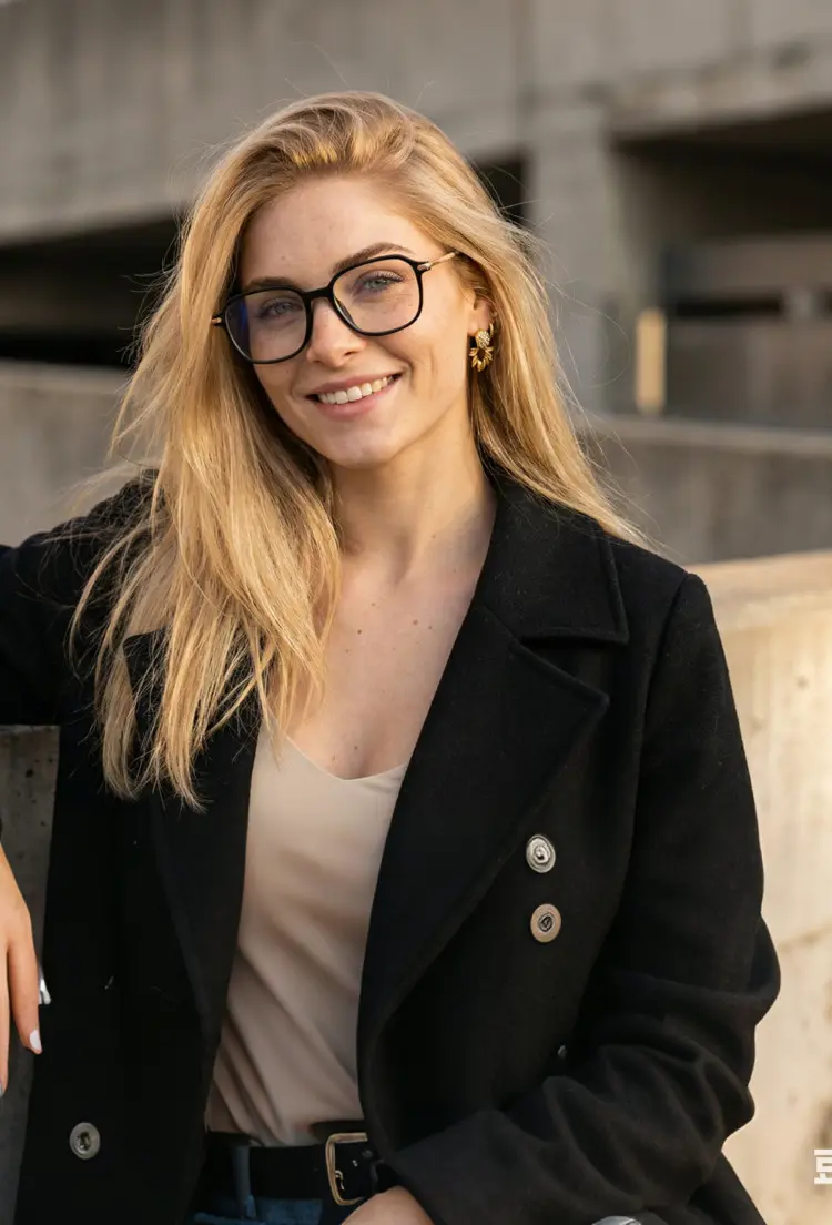 Female model wearing everyday black round tr90 eyeglasses in urban outdoor scene. SPU: RR0072412