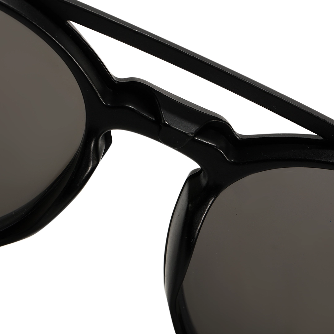 Integrated nose pad detail of Gale round tr90 magnetic clip-on eyeglasses set with interchangeable clip-on lenses RR0132601 in black