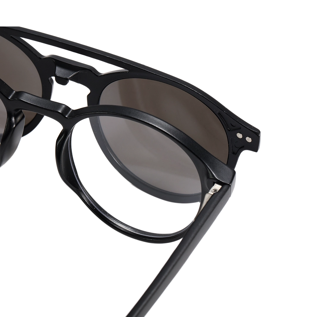 Magnetic connection detail of Gale round tr90 magnetic clip-on eyeglasses set with interchangeable clip-on lenses RR0132601 in black