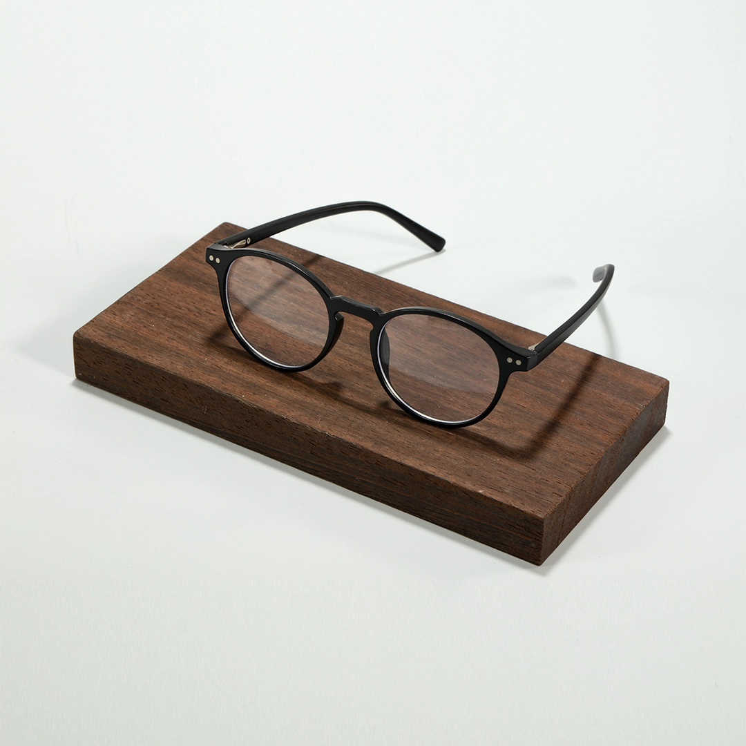 Scene close-up view of Gale round tr90 magnetic clip-on eyeglasses set with interchangeable clip-on lenses RR0132601 in black