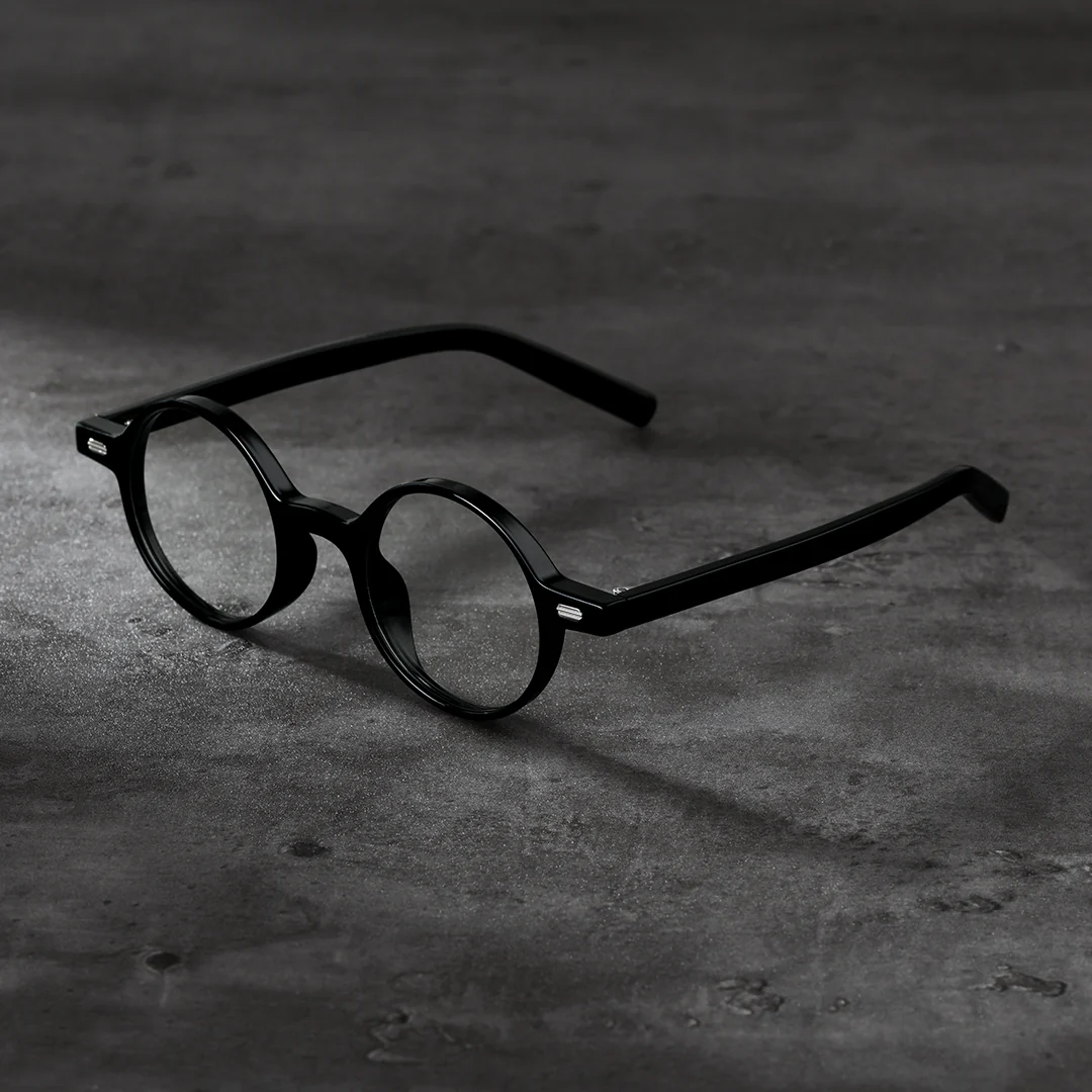 Scene close-up view of Linda vintage round tr90 eyeglasses RR0162209 in black