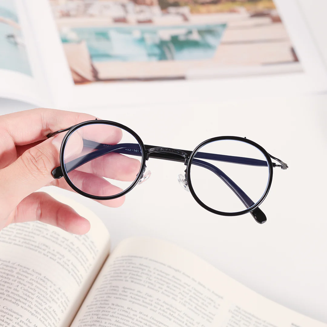 Scene close-up view of Kayla vintage round tr90 eyeglasses RR0192209 in black