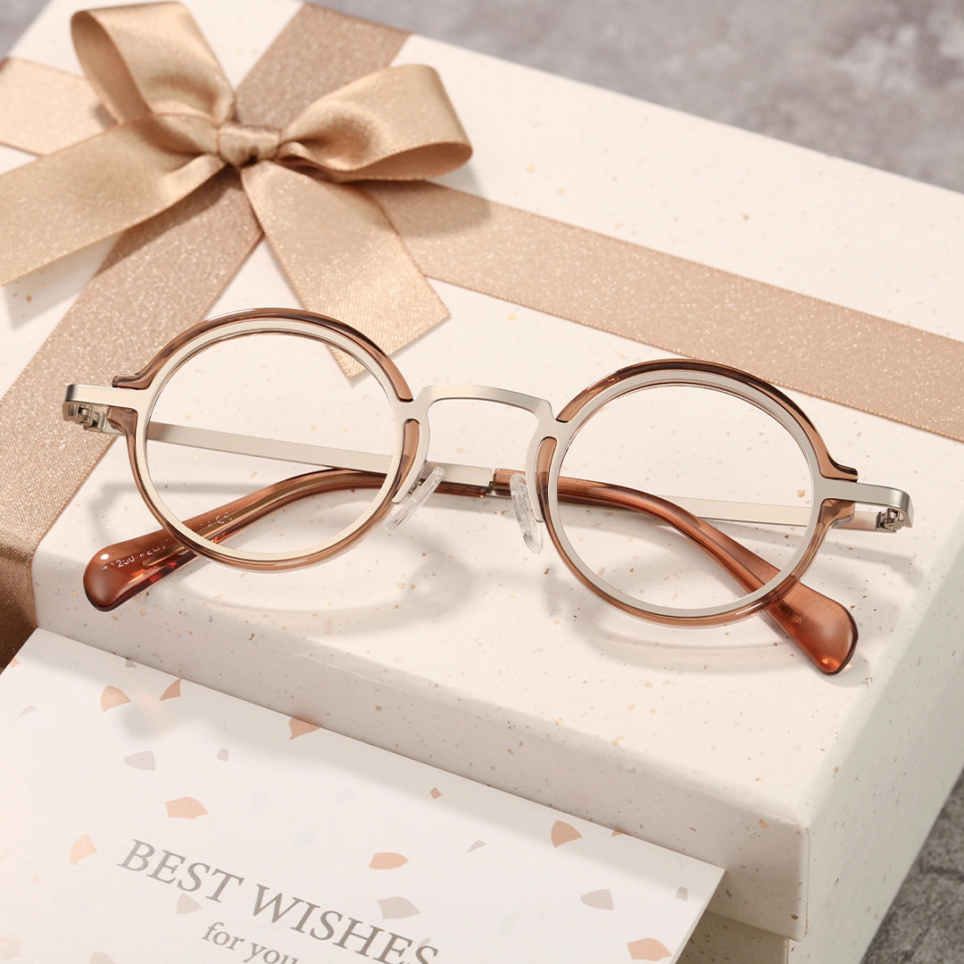 Scene close-up view of Kil vintage round tr90 eyeglasses in gold. SPU: RR0312406