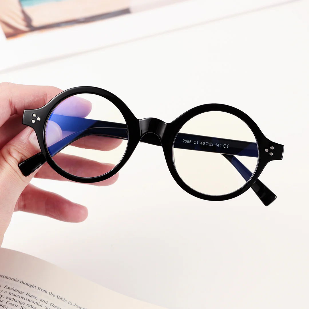 Scene view of Buif round tr90 eyeglasses RR0352302 in black