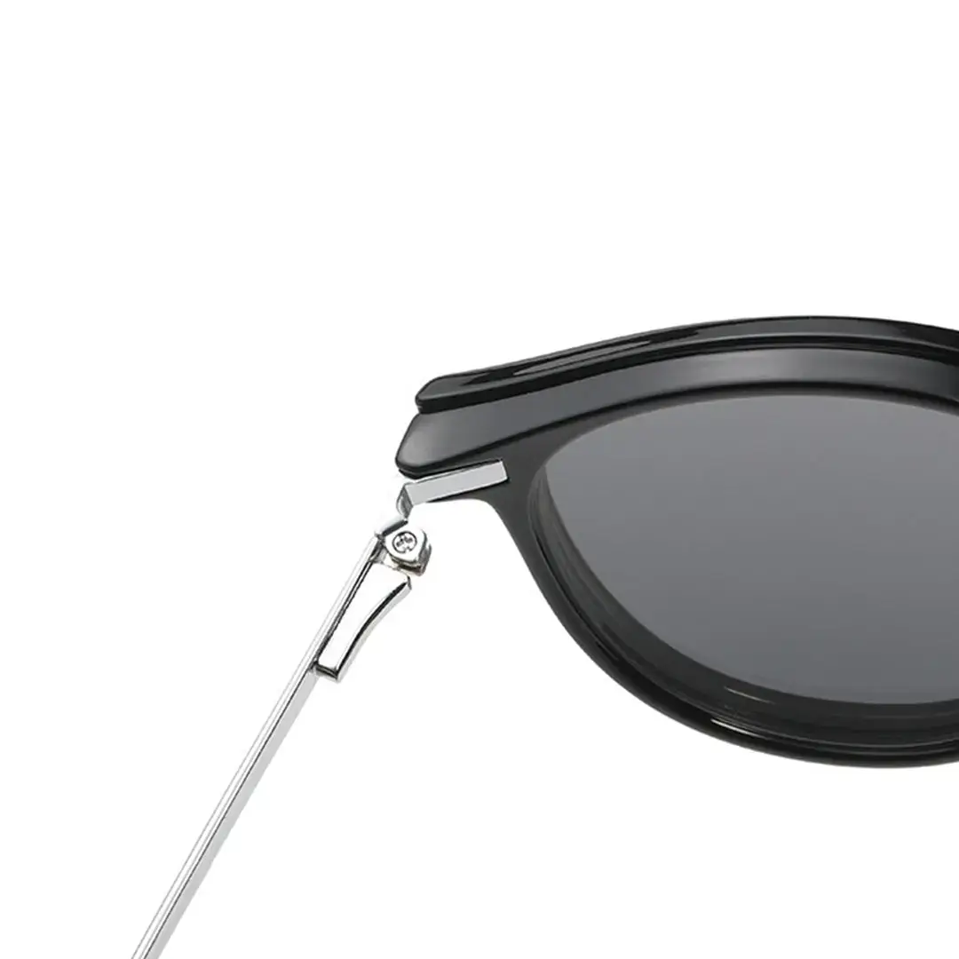 Hinge detail of Jode round metal magnetic clip-on eyeglasses set with interchangeable clip-on lenses RR0452505 in black