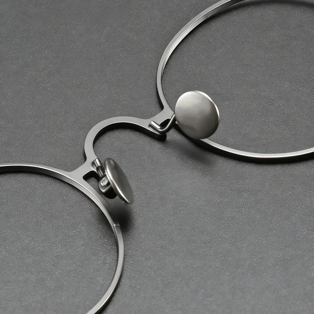 Adjustable nose pad detail of Coke john lennon round titanium eyeglasses RT0042305 in grey