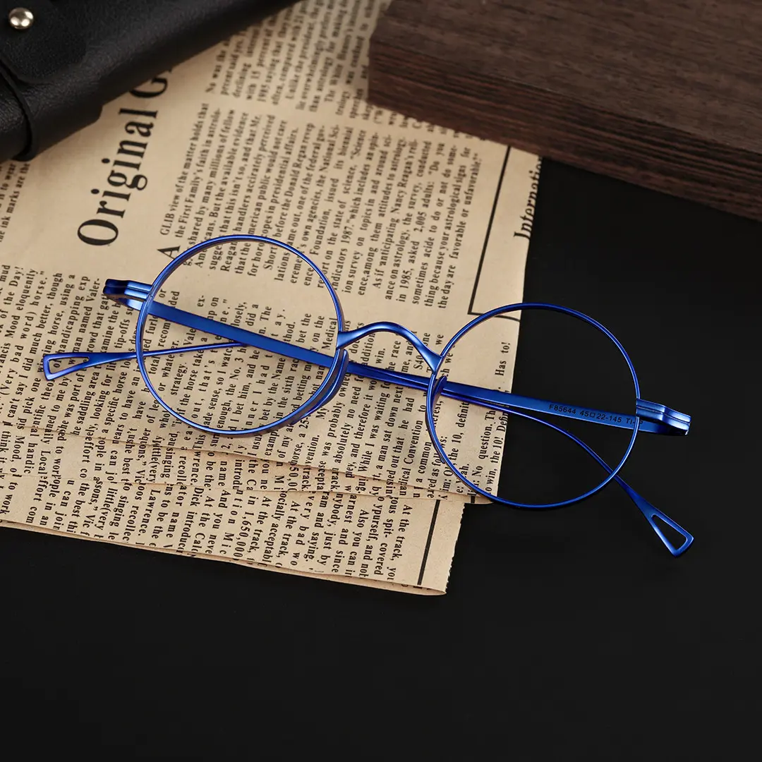 Scene view of Bify round titanium eyeglasses RT0172303 in blue