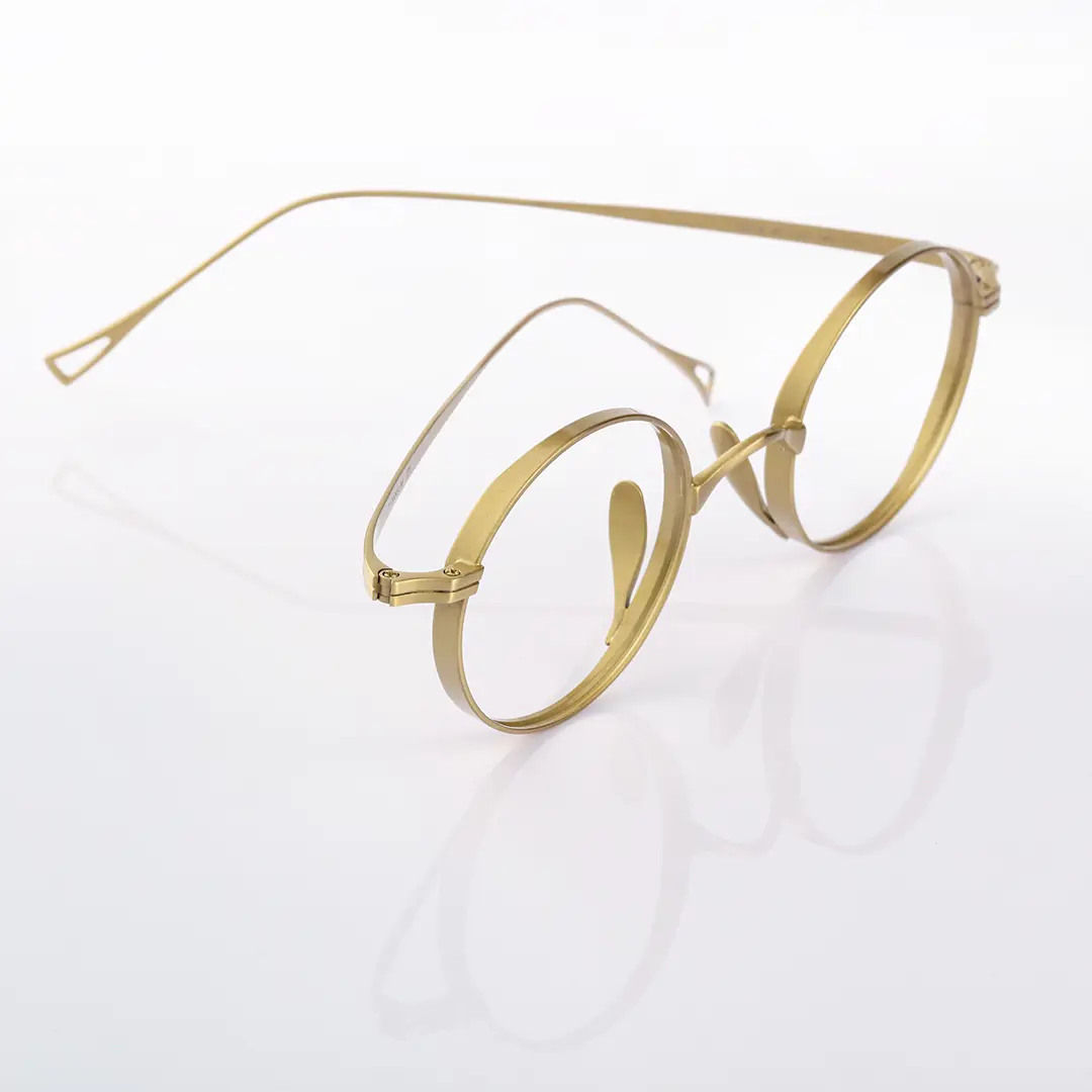 Scene close-up view of Bify round titanium eyeglasses RT0172303 in gold