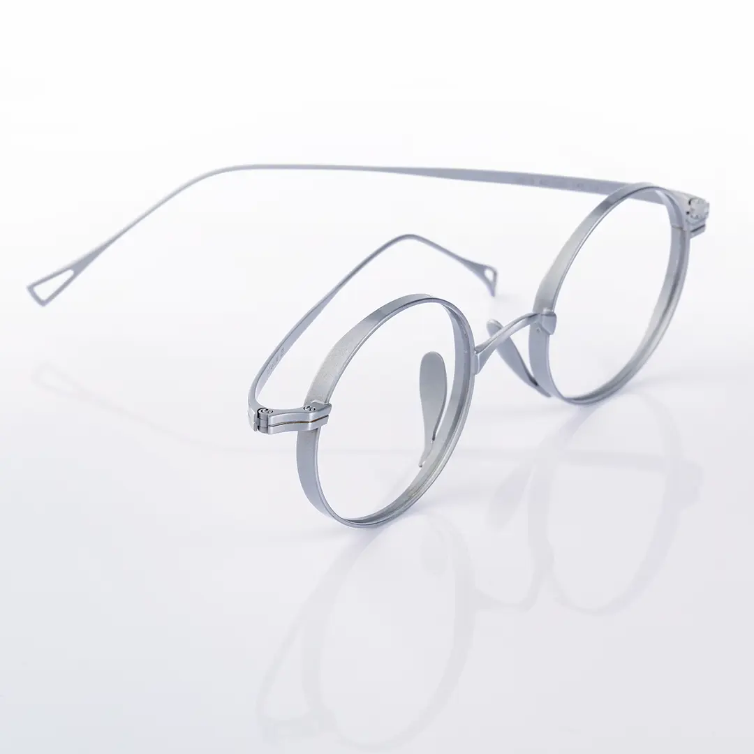 Scene close-up view of Bify round titanium eyeglasses RT0172303 in silver