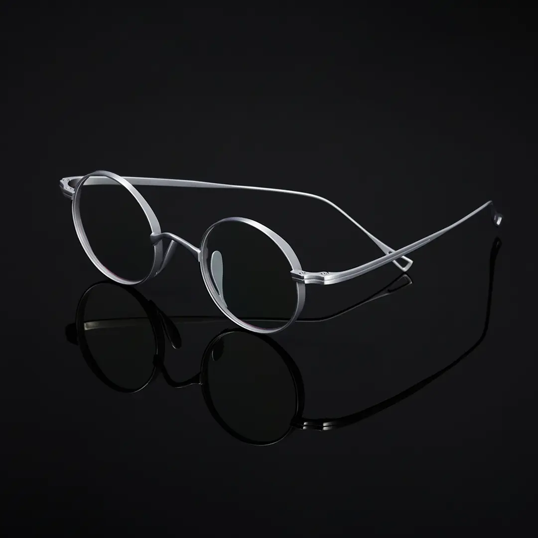 Scene view of Bify round titanium eyeglasses RT0172303 in silver
