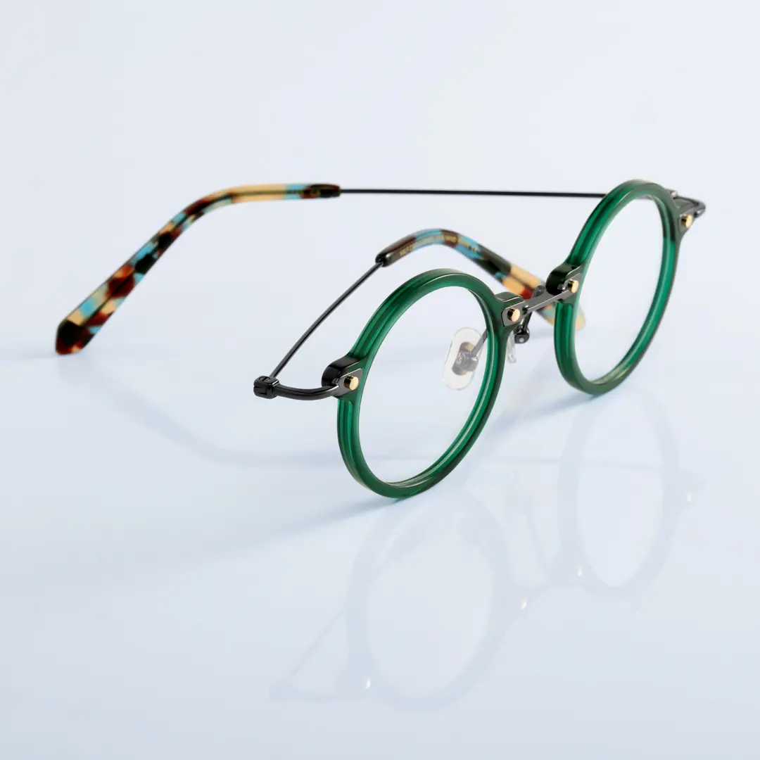 Scene view of Vicky steampunk round titanium eyeglasses RT0302406 in green