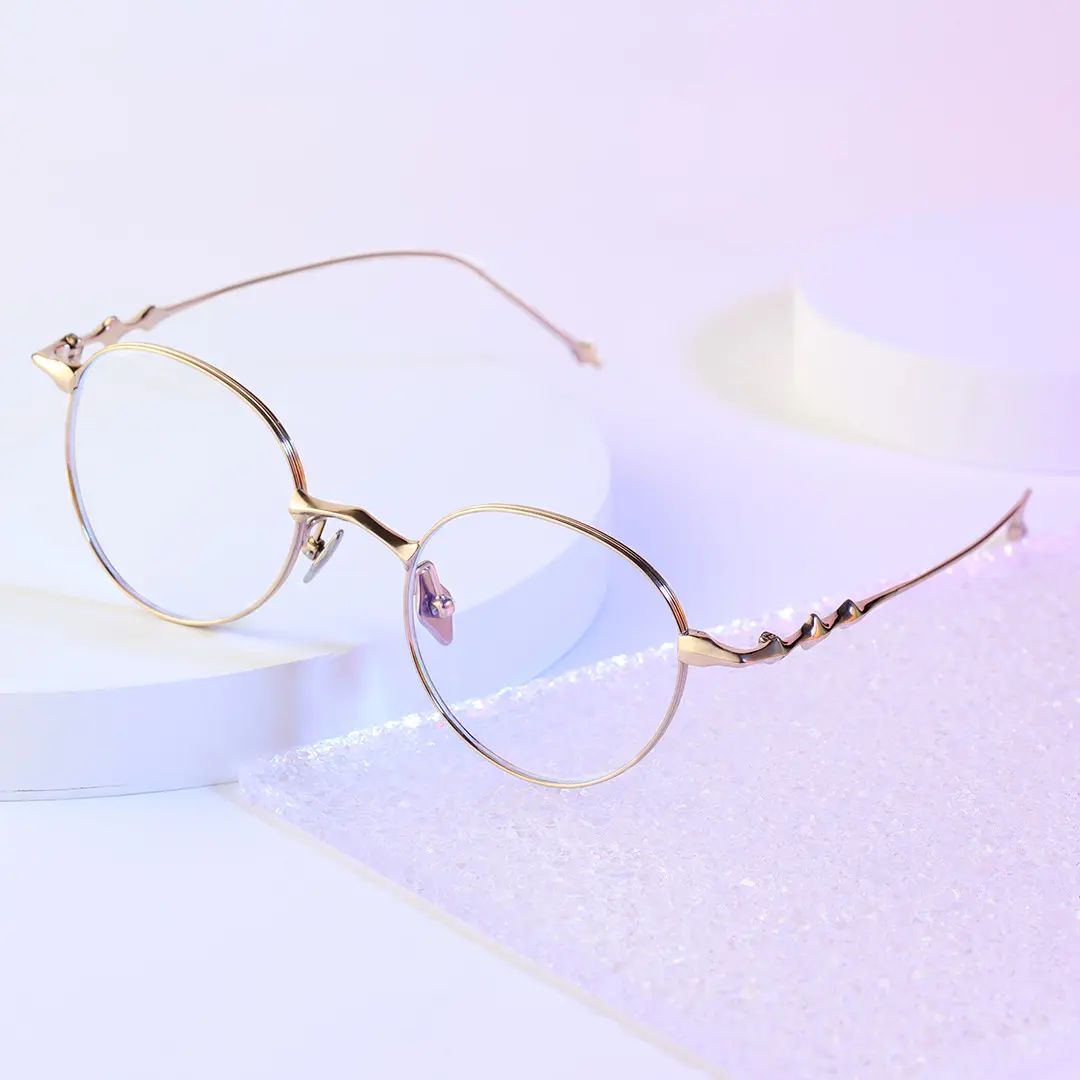 Scene view of Hus round titanium eyeglasses RT0312501 in gold