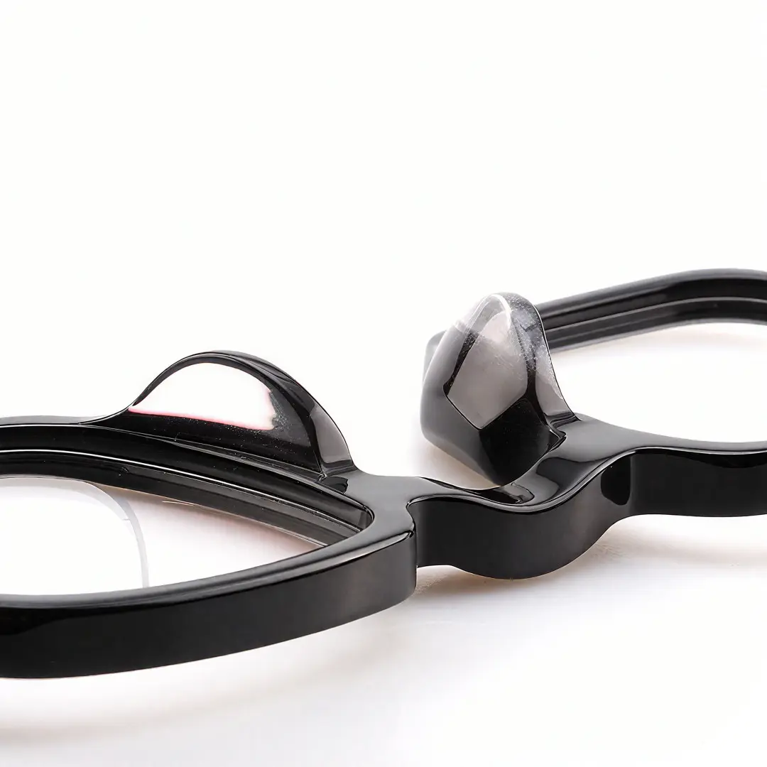 Integrated nose pad detail of Robert vintage square acetate eyeglasses SA0582302 in black